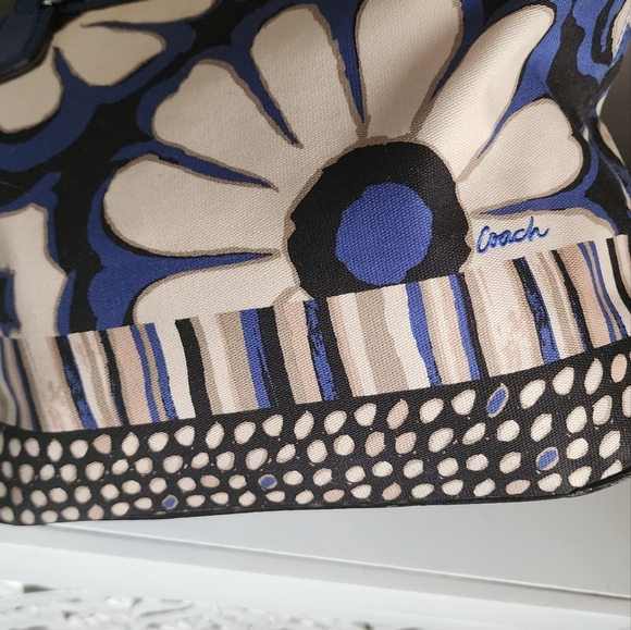 Coach Poppy Floral Blue and Cream Tote Bag Preowned - Picture 7 of 10
